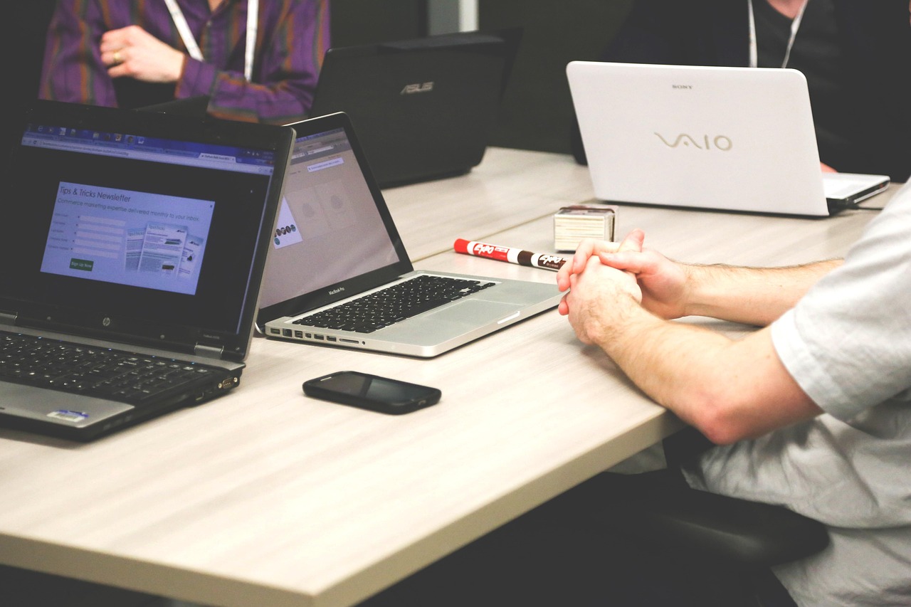 Laptops, meeting, businessmen — Creating Lasting Memories with the Edinburgh Hand Casting Kit